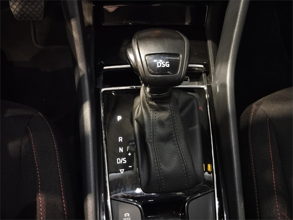 Foto 14 SKODA Karoq 1.6 TDI 115CV DSG Ambition